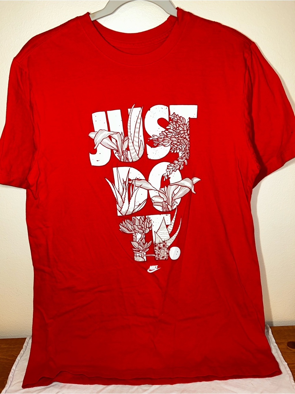 Nike Men’s Red Short-Sleeve 'JUST DO IT' Floral Graphic Tee